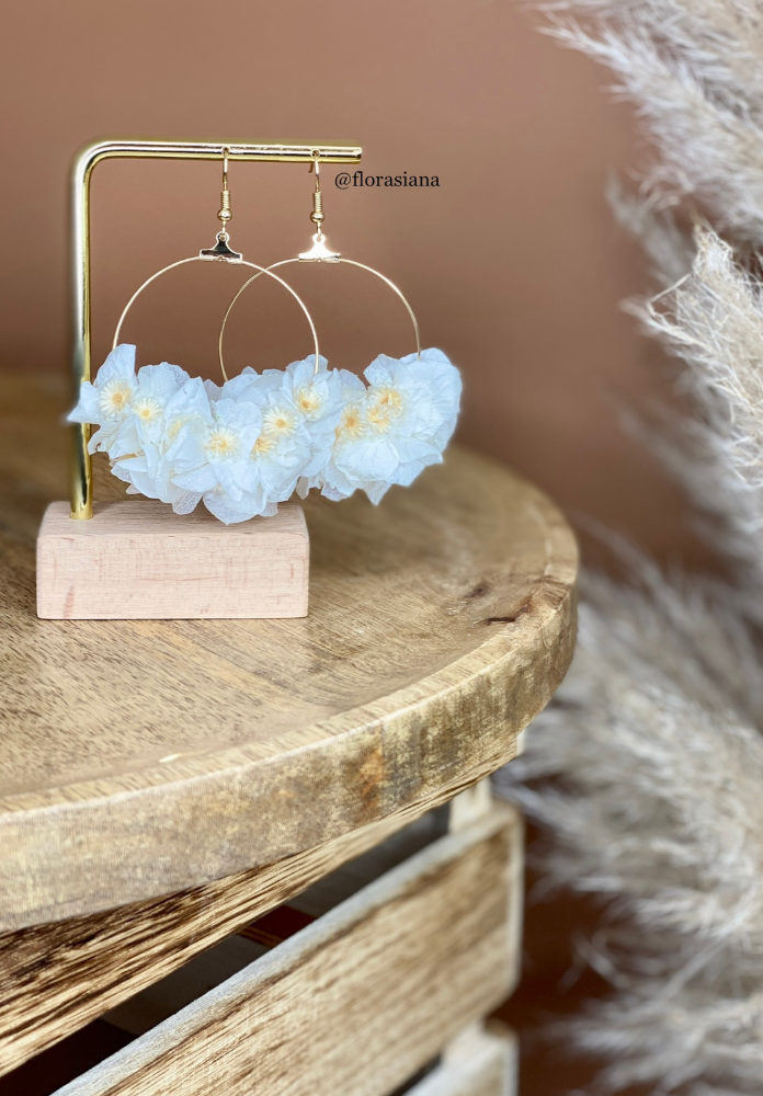 Boucle en fleurs stabilisée mariée