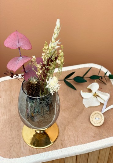 Verre de fleurs séchées et d'eucalyptus