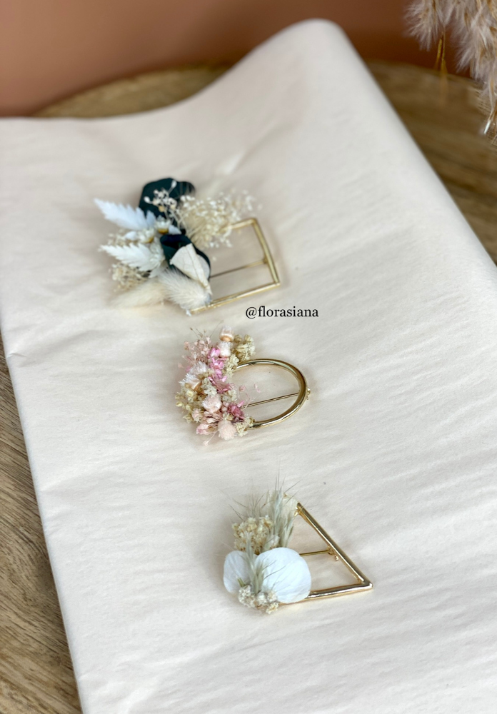 Broche de fleurs séchées