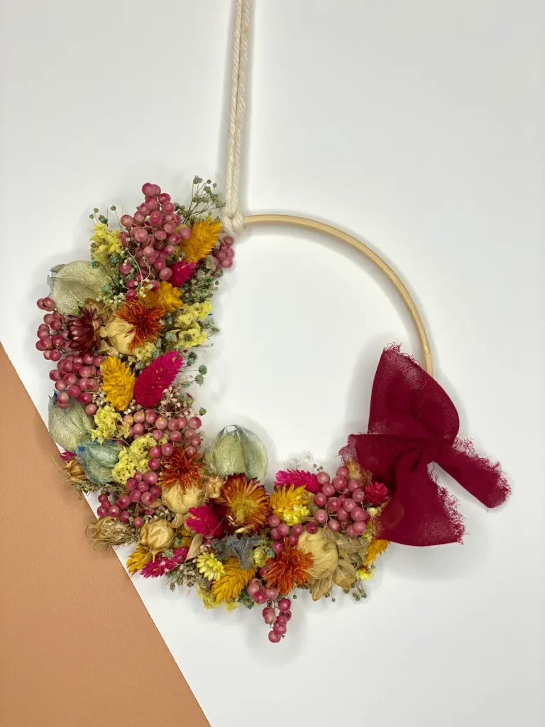 Couronne de fleurs séchées champêtre avec ruban