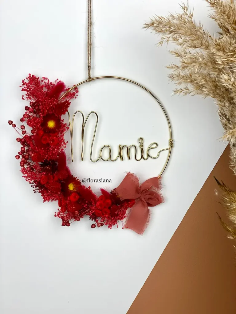 Couronne de fleurs séchées aux couleurs vives rouge et jaune