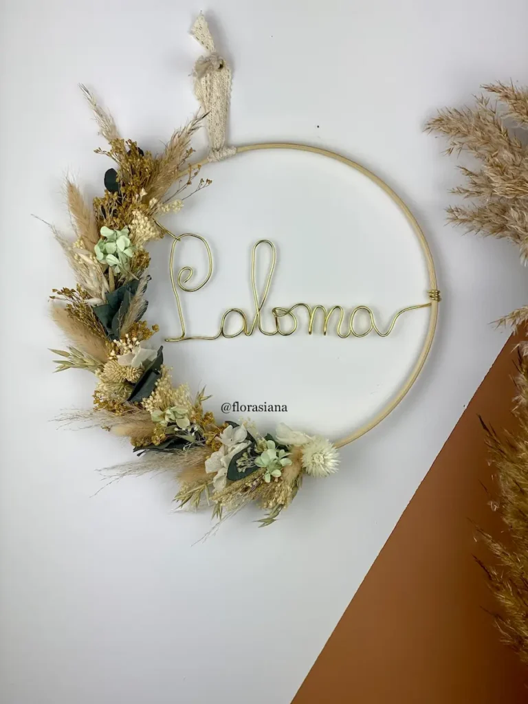Couronne de fleurs séchées au style champêtre personnalisée