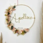Couronne de fleurs séchées personnalisée pour chambre enfant