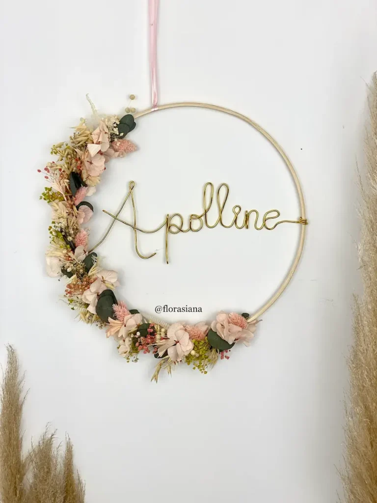 Couronne de fleurs séchées personnalisée pour chambre enfant